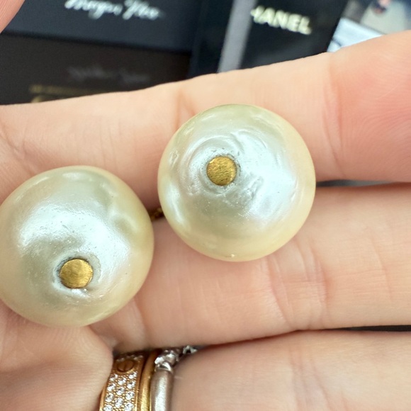 LOT 2222 RUNWAY 24K gold plated CHANEL vintage lizard Earrings with Pearls 1991 - Picture 14 of 17